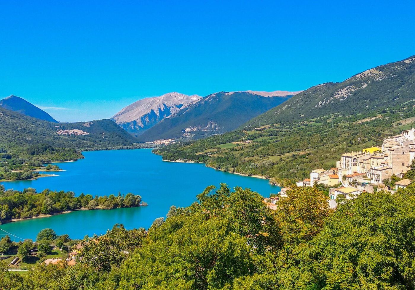 Vista dall'alto sul Lago di Barrea tra le montagne d'Abruzzo