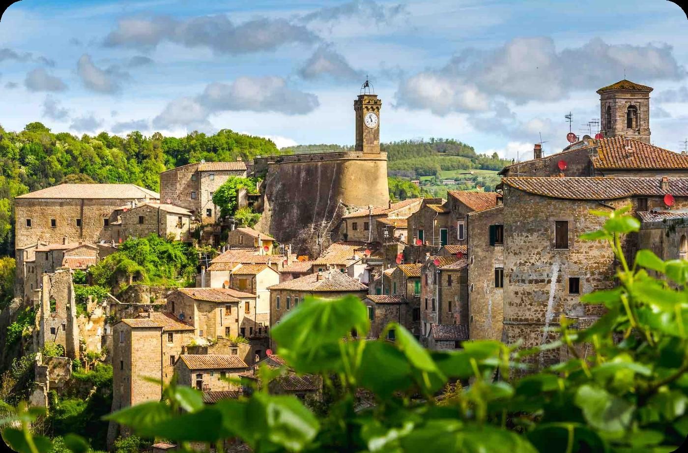 Borgo medievale di Sorano arroccato sul tufo in Maremma