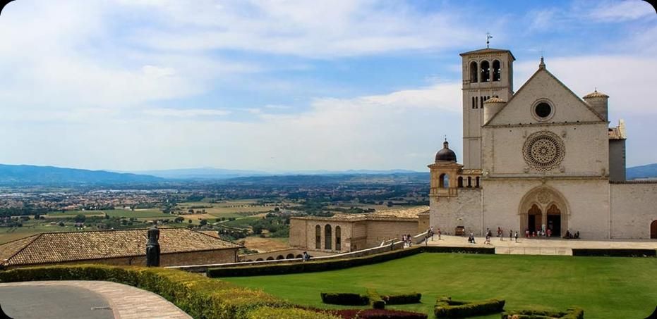 Basilica di San Francesco ad Assisi con la vallata umbra sullo sfondo