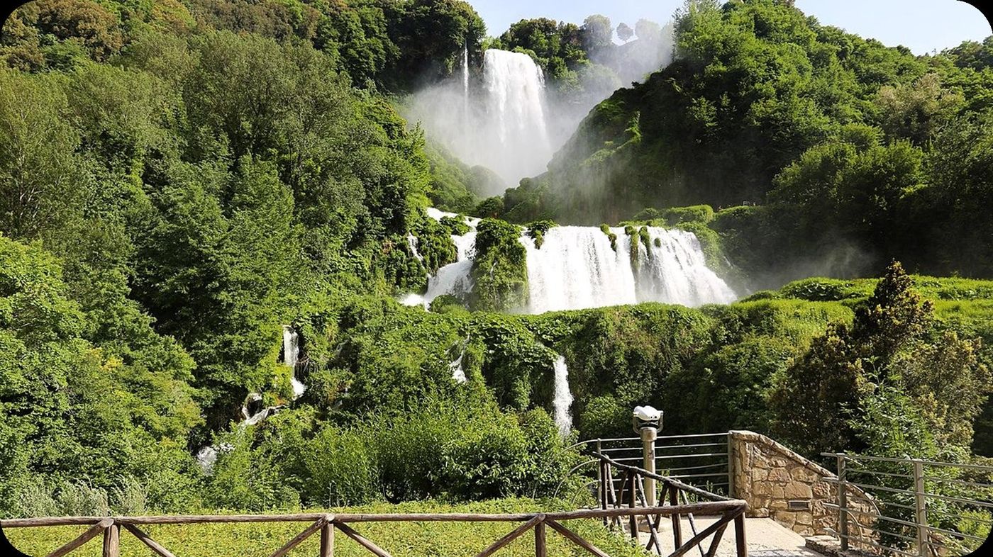 Le Cascate delle Marmore tra la vegetazione, viste dal belvedere