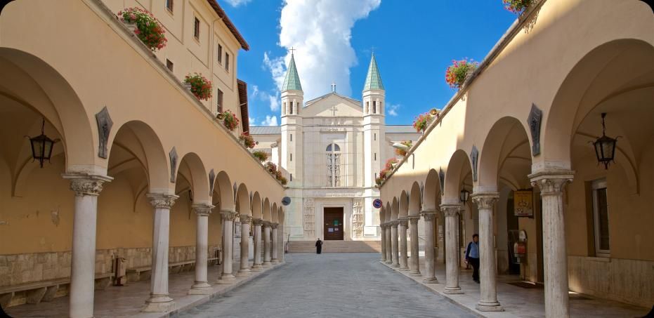 Basilica di Santa Rita a Cascia vista tra i portici