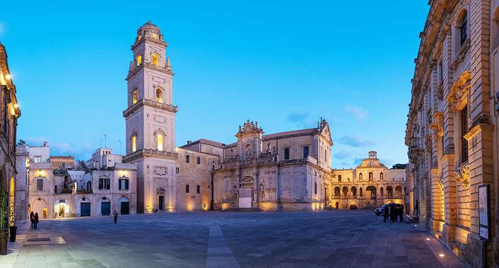 Piazza del Duomo di Lecce con il campanile illuminato al tramonto